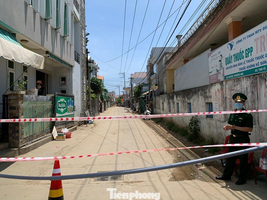 Phong tỏa khu vực có bệnh nhân mắc COVID-19. Ảnh: Nguyễn Ngọc Phong tỏa khu vực có bệnh nhân mắc COVID-19. Ảnh: Nguyễn Ngọc