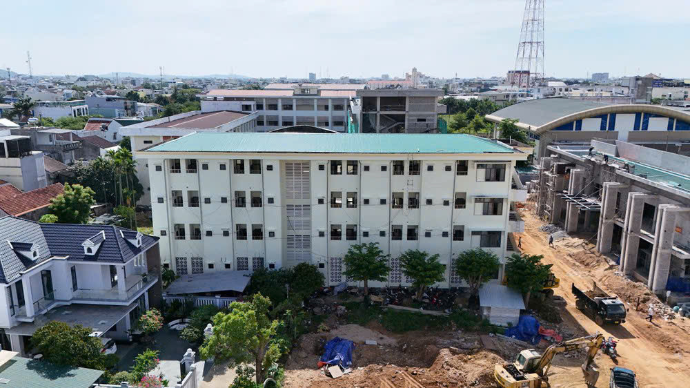 Cán bộ của tỉnh Kon Tum (cũ) khi đến làm việc tại trung tâm hành chính tỉnh Quảng Ngãi sẽ được hỗ trợ tiền thuê nhà với mức 2 triệu đồng/người/tháng. Chính sách này được áp dụng trong 2 năm đầu. Sau đó, tỉnh Quảng Ngãi sẽ căn cứ tình hình thực tế và các quy định liên quan để xem xét điều chỉnh cho phù hợp.