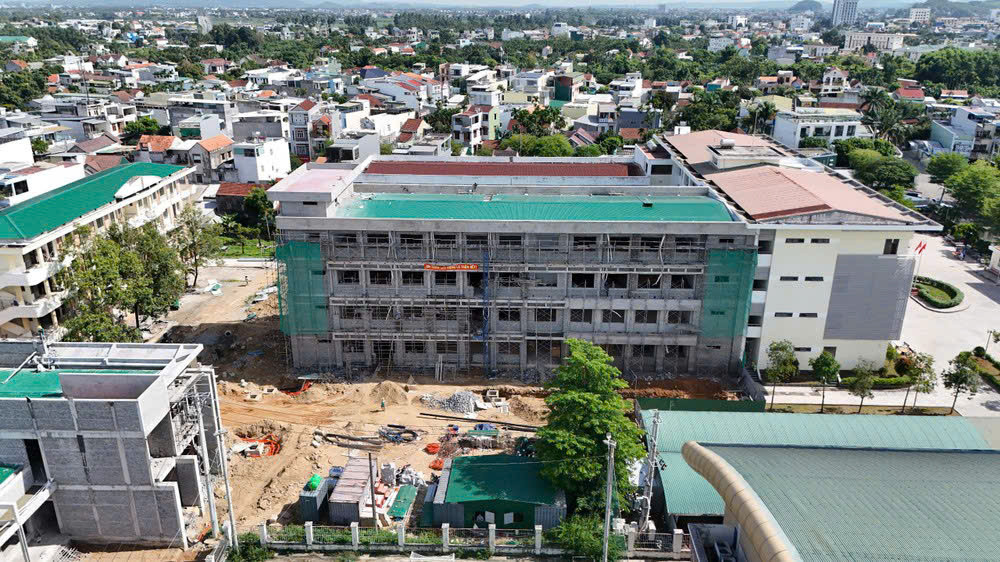 Theo đó, thống nhất hỗ trợ một lần đối với cán bộ, công chức, viên chức và người lao động hưởng lương từ ngân sách nhà nước, với mức 25 triệu đồng/người. Nguồn kinh phí thực hiện được lấy từ ngân sách tỉnh Kon Tum (cũ).