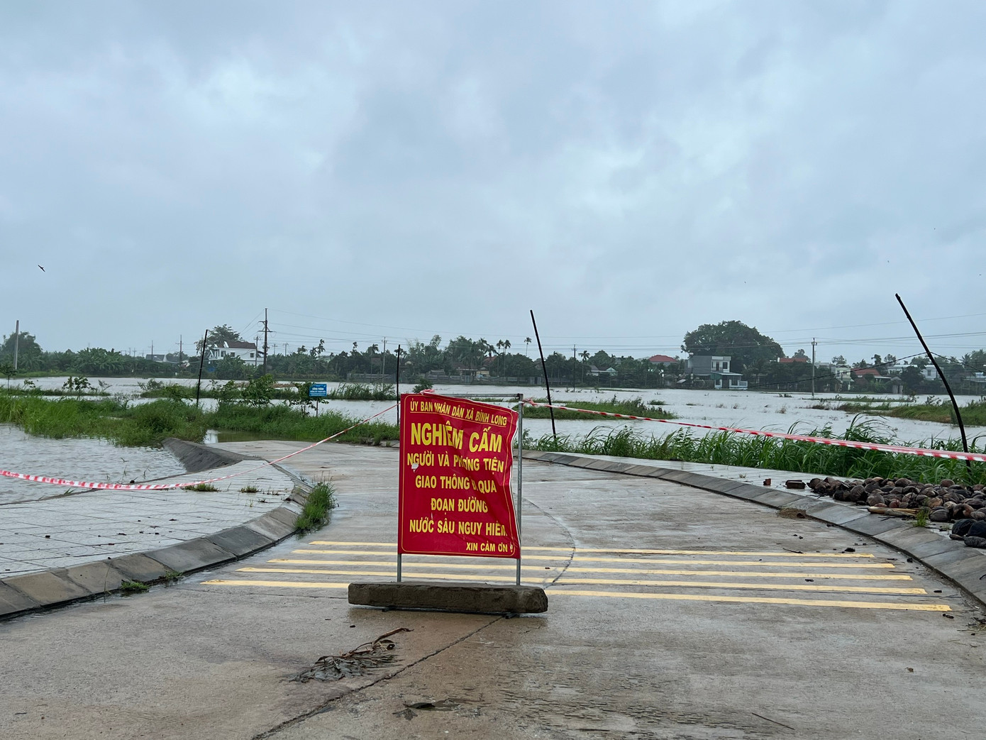 Nhiều khu vực ở huyện Bình Sơn bị ngập sâu đã được cắm biển báo. Nhiều khu vực ở huyện Bình Sơn bị ngập sâu đã được cắm biển báo.