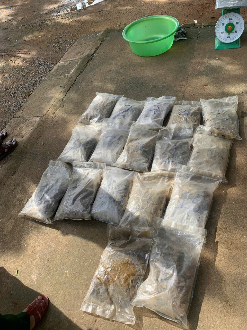 Tổng cộng có 17 túi được tìm thấy trên bờ biển thôn Thanh Thủy (xã Bình Hải, huyện Bình Sơn).