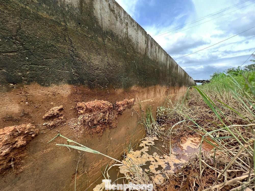 Kênh bê tông trồi lên mặt đất gần một mét. Kênh bê tông trồi lên mặt đất gần một mét.