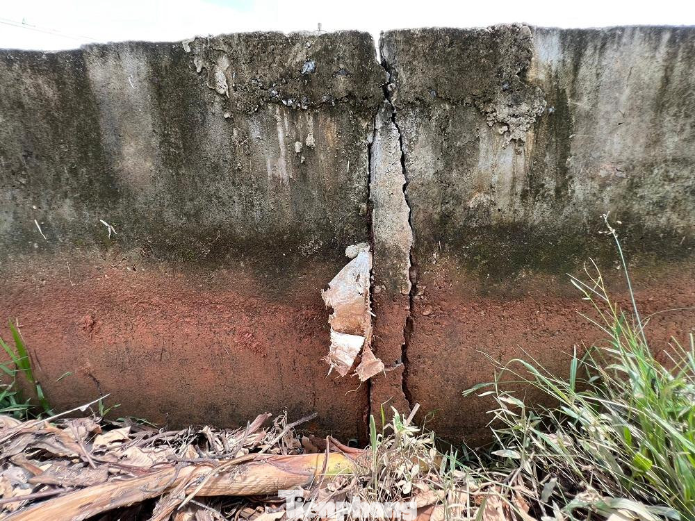 Nhiều đoạn mương bị nứt toác. Nhiều đoạn mương bị nứt toác.