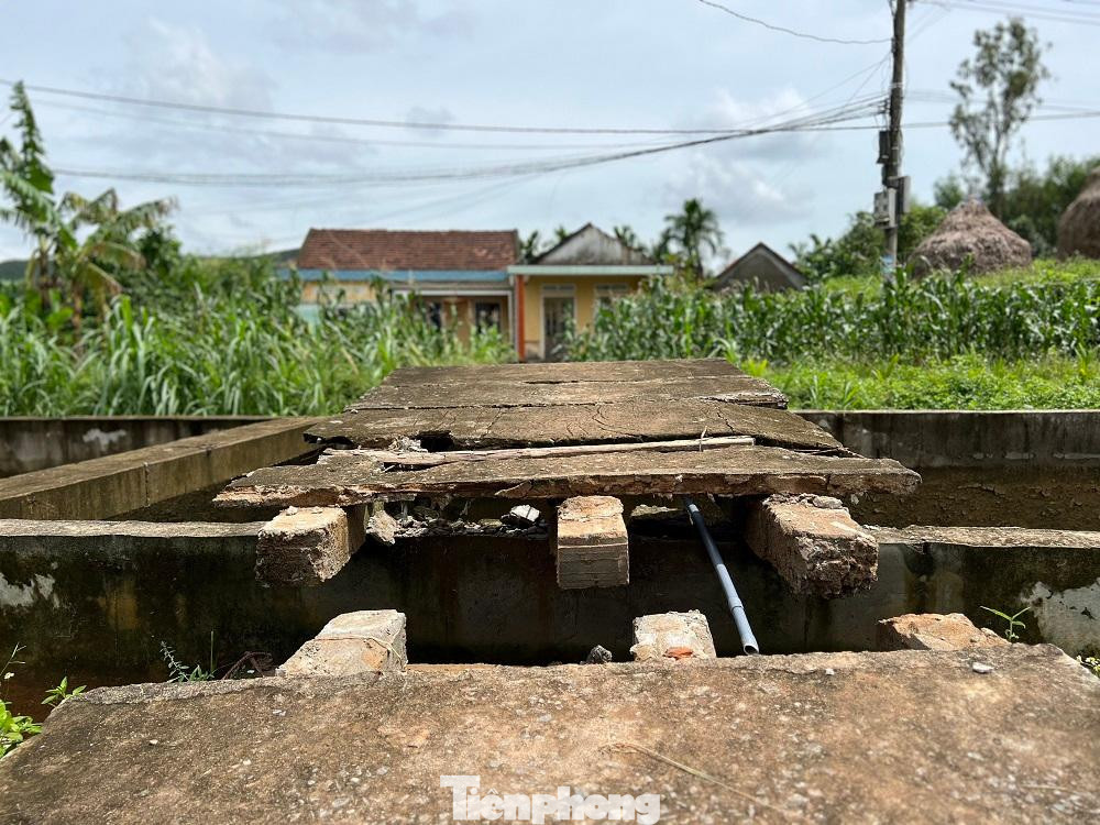 Cây cầu nhỏ bắc qua kênh mương bị đứt gãy hư hỏng do hiện tượng lạ. Cây cầu nhỏ bắc qua kênh mương bị đứt gãy hư hỏng do hiện tượng lạ.