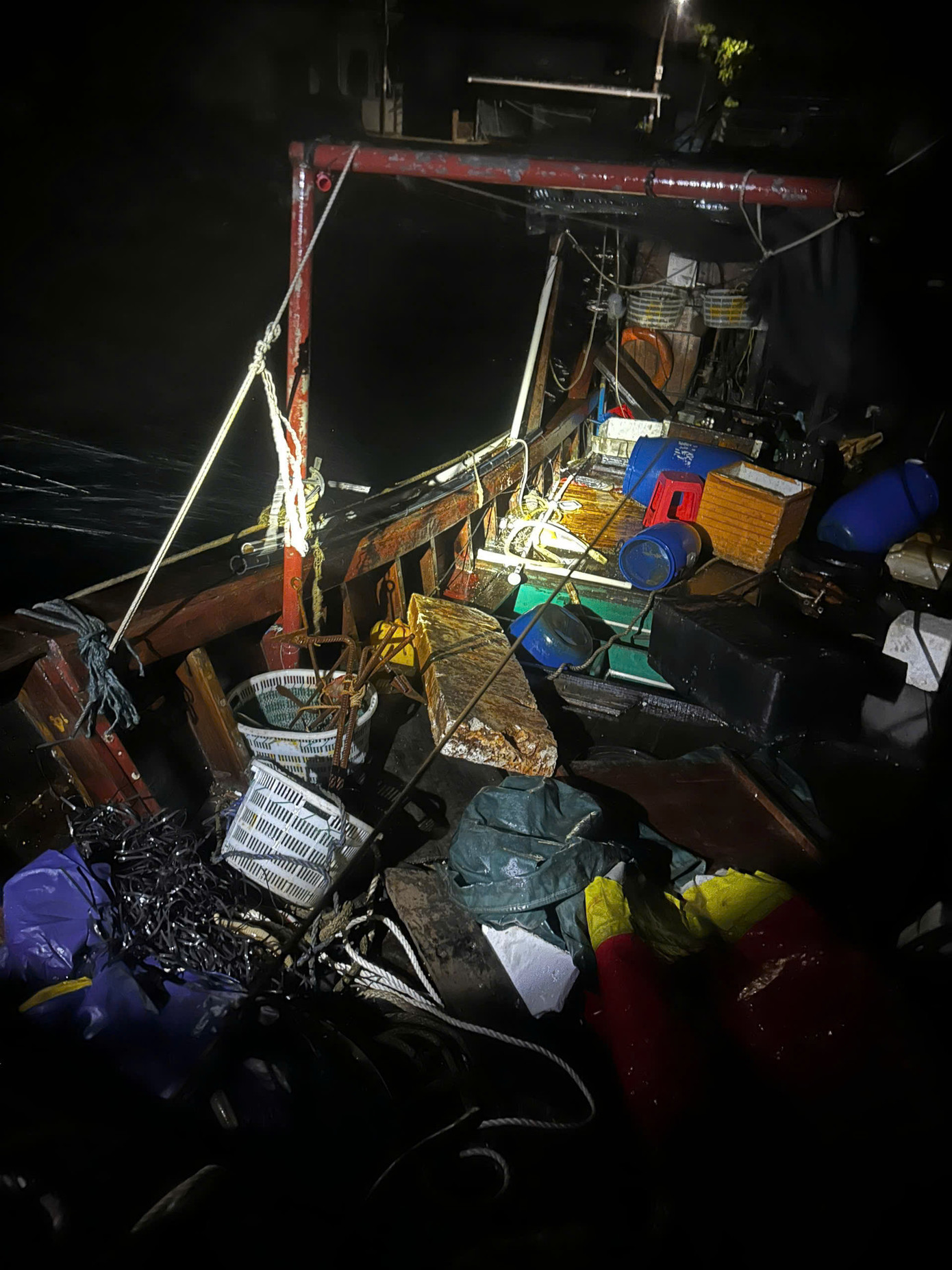 Các dụng cụ trên tàu đã cũ kỹ.