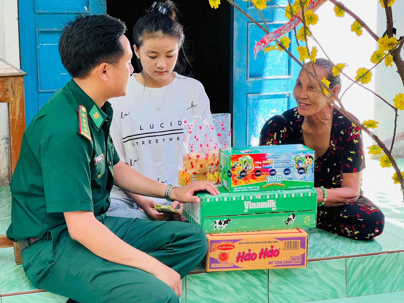 Đồn Biên phòng Lý Sơn tặng quà cho các em học sinh và người già có hoàn cảnh khó khăn.