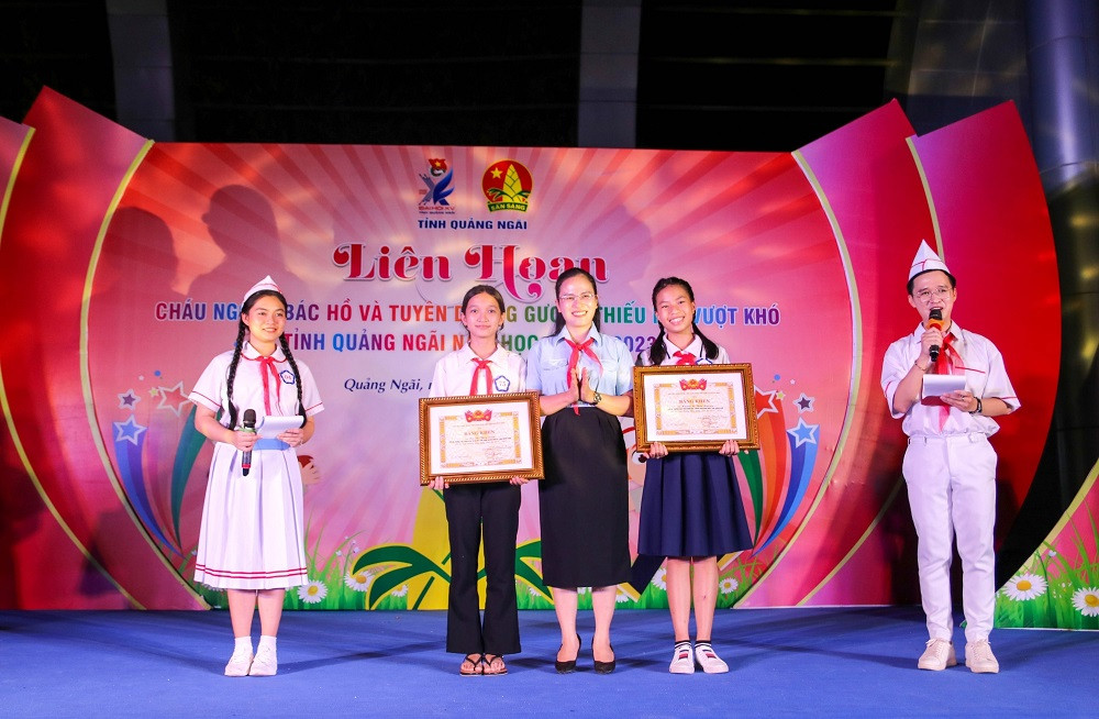 Trao tặng Giải thưởng Kim Đồng của Hội đồng Đội Trung ương cho 2 đội viên tiêu biểu. Trao tặng Giải thưởng Kim Đồng của Hội đồng Đội Trung ương cho 2 đội viên tiêu biểu.