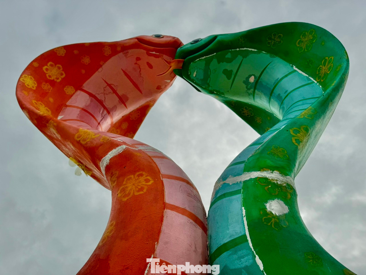 Hiện cặp linh vật rắn này đã được lắp ráp hoàn thiện và được trưng bày tại khu vực biển Mỹ Khê. Ảnh: Nguyễn Ngọc Hiện cặp linh vật rắn này đã được lắp ráp hoàn thiện và được trưng bày tại khu vực biển Mỹ Khê. Ảnh: Nguyễn Ngọc