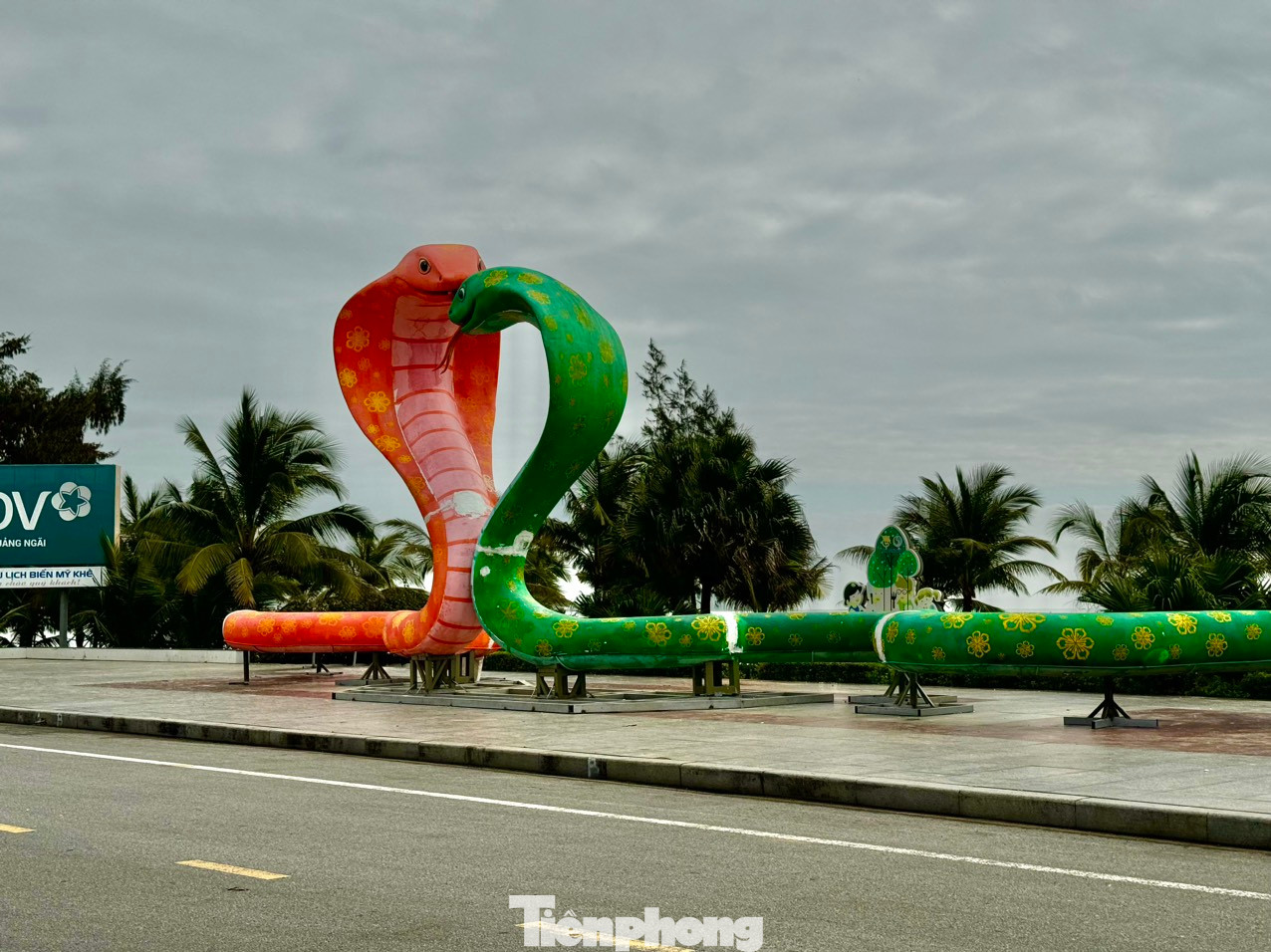 Hiện cặp linh vật rắn này đã được lắp ráp hoàn thiện và được trưng bày tại khu vực biển Mỹ Khê. Ảnh: Nguyễn Ngọc Hiện cặp linh vật rắn này đã được lắp ráp hoàn thiện và được trưng bày tại khu vực biển Mỹ Khê. Ảnh: Nguyễn Ngọc