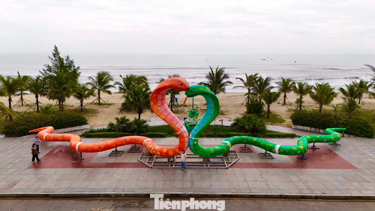 Đôi linh vật này được tạo dáng hình trái tim mang thông điệp “Tình yêu mùa Xuân”. Ảnh: Nguyễn Ngọc Đôi linh vật này được tạo dáng hình trái tim mang thông điệp “Tình yêu mùa Xuân”. Ảnh: Nguyễn Ngọc