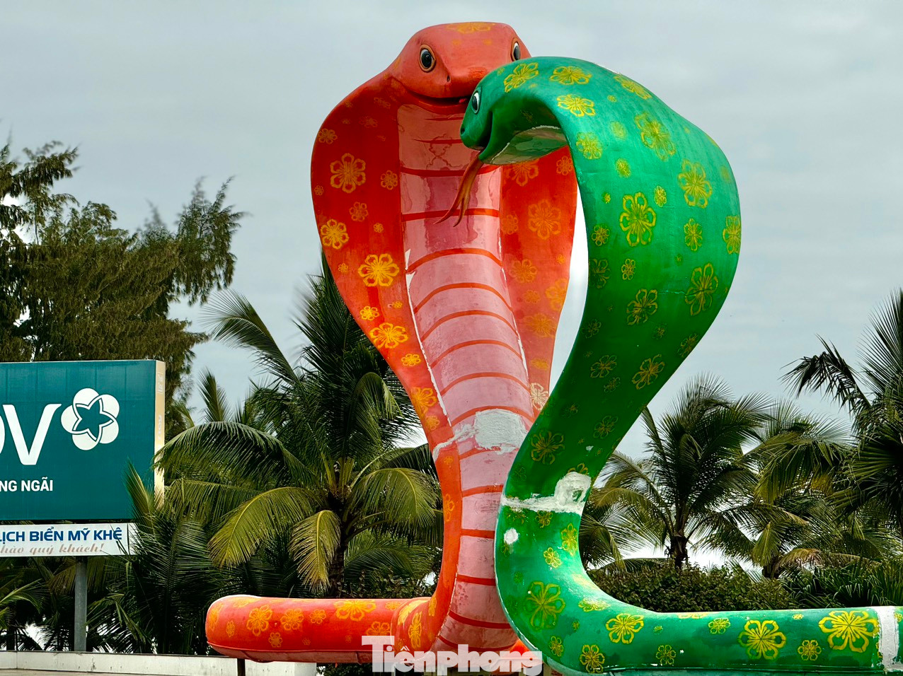 Hiện cặp linh vật rắn này đã được lắp ráp hoàn thiện và được trưng bày tại khu vực biển Mỹ Khê. Ảnh: Nguyễn Ngọc Hiện cặp linh vật rắn này đã được lắp ráp hoàn thiện và được trưng bày tại khu vực biển Mỹ Khê. Ảnh: Nguyễn Ngọc