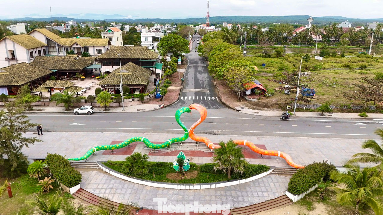 Đôi linh vật này được tạo dáng hình trái tim mang thông điệp “Tình yêu mùa Xuân”. Ảnh: Nguyễn Ngọc Đôi linh vật này được tạo dáng hình trái tim mang thông điệp “Tình yêu mùa Xuân”. Ảnh: Nguyễn Ngọc