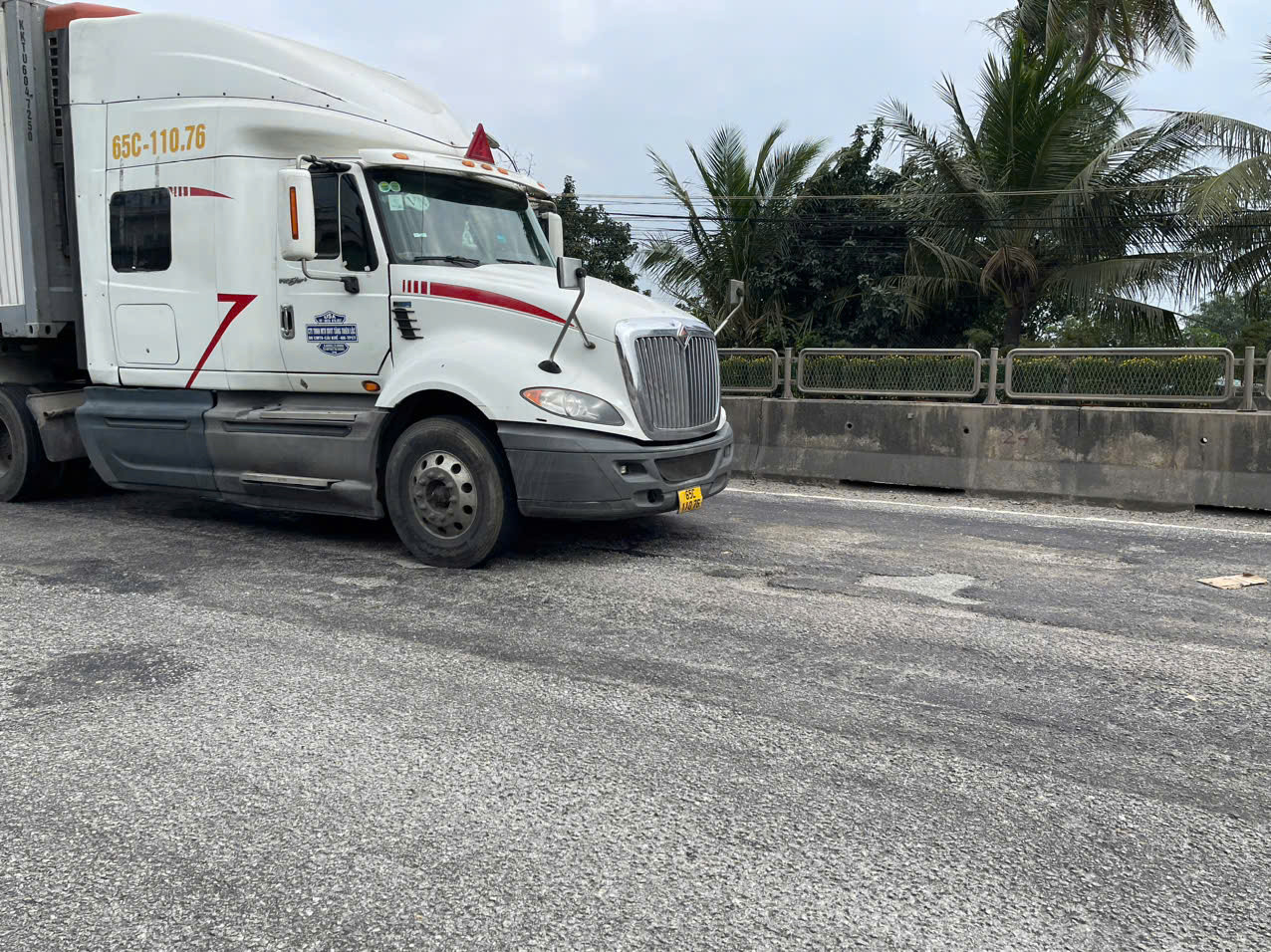 Tuyến Quốc lộ 1A đoạn qua địa bàn thị xã Đức Phổ (tỉnh Quảng Ngãi) bị hư hỏng gây khó khăn cho phương tiện tham gia giao thông. Ảnh: Thanh Nhật