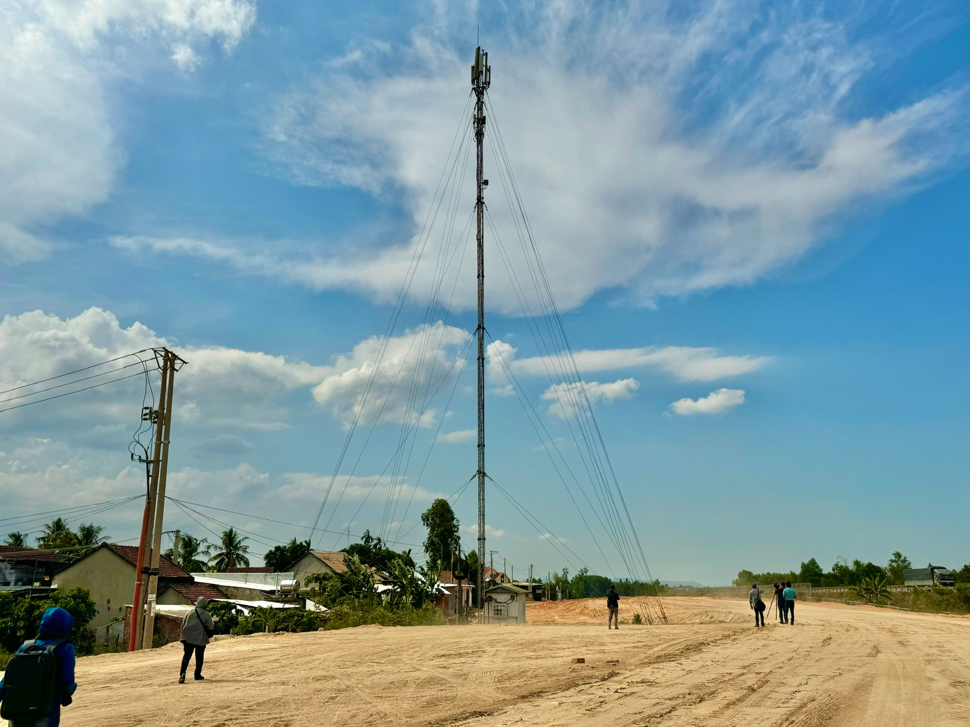 Vướng hạ tầng kỹ thuật gây ảnh hưởng quá trình thi công. Vướng hạ tầng kỹ thuật gây ảnh hưởng quá trình thi công.