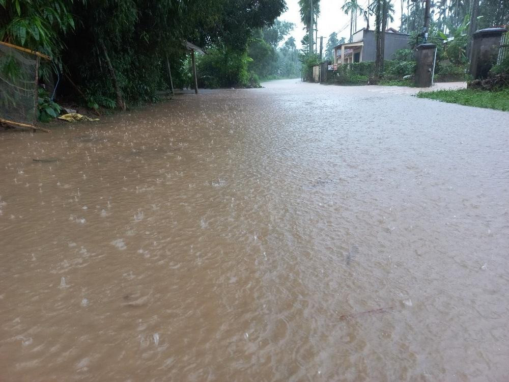 Mưa lớn trong 2 ngày qua, khiến nước lũ tại sông Trà Bồng đoạn qua huyện Bình Sơn lên nhanh, nhiều nhà dân ven sông bị ngập.
