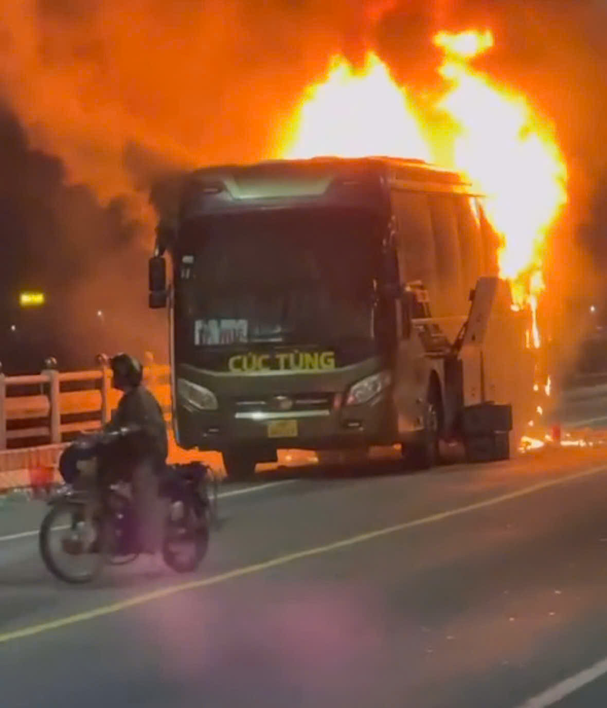 Phần thân xe gần như bị thiêu rụi hoàn toàn.