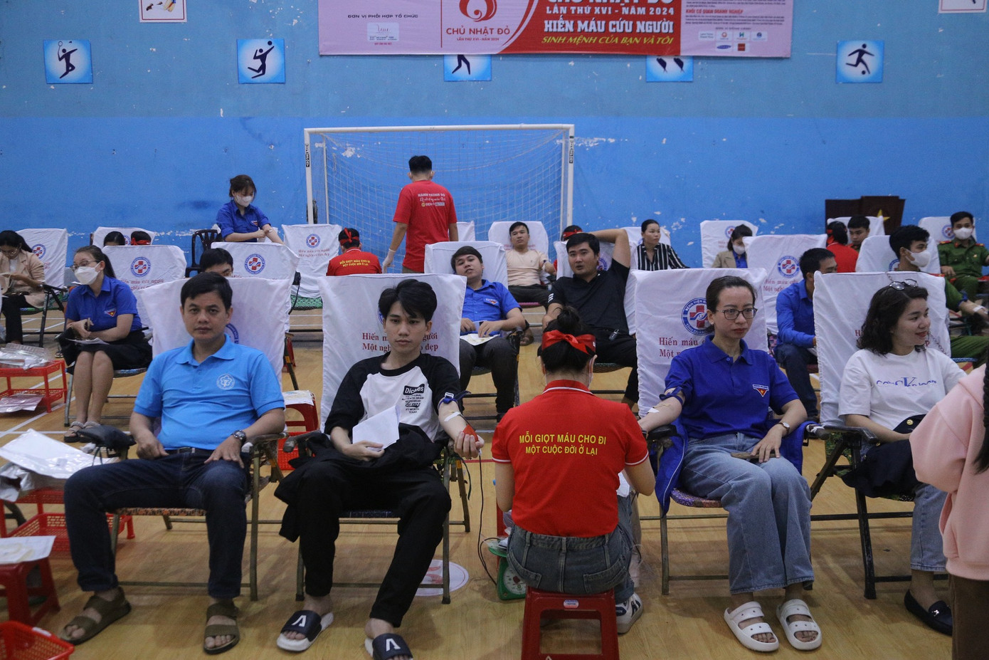 Sáng 21/1, tại Trung tâm hoạt động Thanh thiếu nhi Diên Hồng (TP. Quảng Ngãi), Báo Tiền Phong phối hợp với Hội Chữ thập Đỏ tỉnh Quảng Ngãi, Ban Chỉ đạo Vận động hiến máu tình nguyện tỉnh tổ chức ngày hội hiến máu Chủ Nhật Đỏ lần thứ XVI - năm 2024.