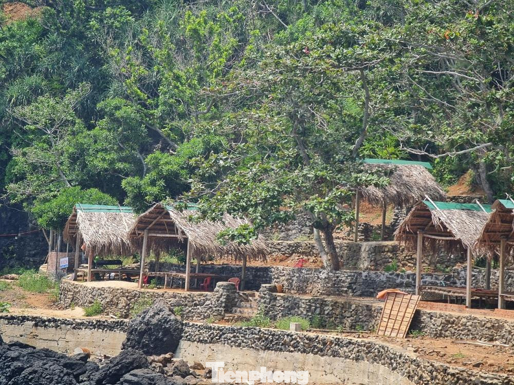 Các hàng quán được xây dựng bên thềm trầm tích núi lửa.