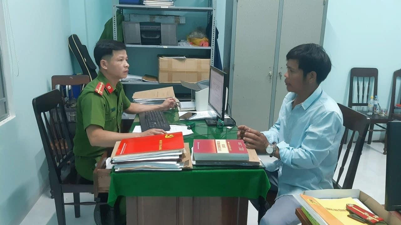 Công an lấy lời khai với Phạm Văn Truyền. (Ảnh: CACC) Công an lấy lời khai với Phạm Văn Truyền. (Ảnh: CACC)