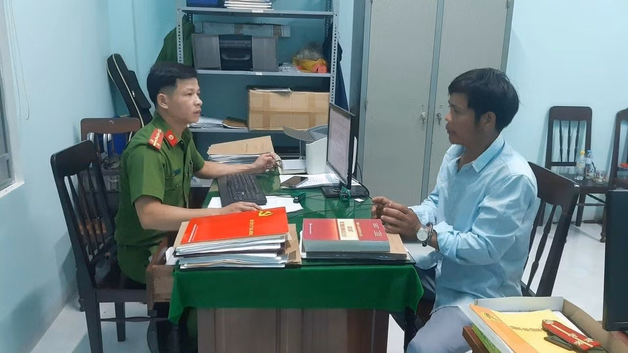 Công an lấy lời khai với Phạm Văn Truyền. (Ảnh: CACC)