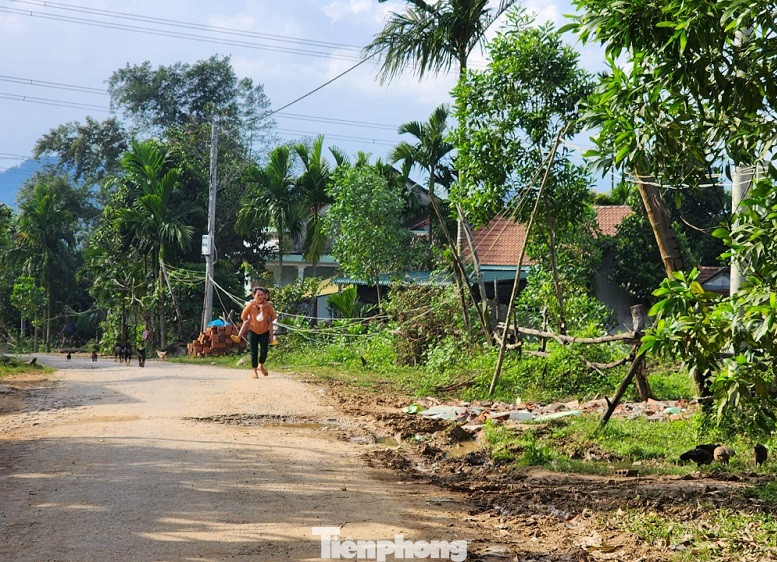 Dù công trình điện đã hoàn thành từ cuối năm 2019, nhưng đến nay vẫn chưa thể đóng điện, gây lãng phí và bức xúc cho người dân.