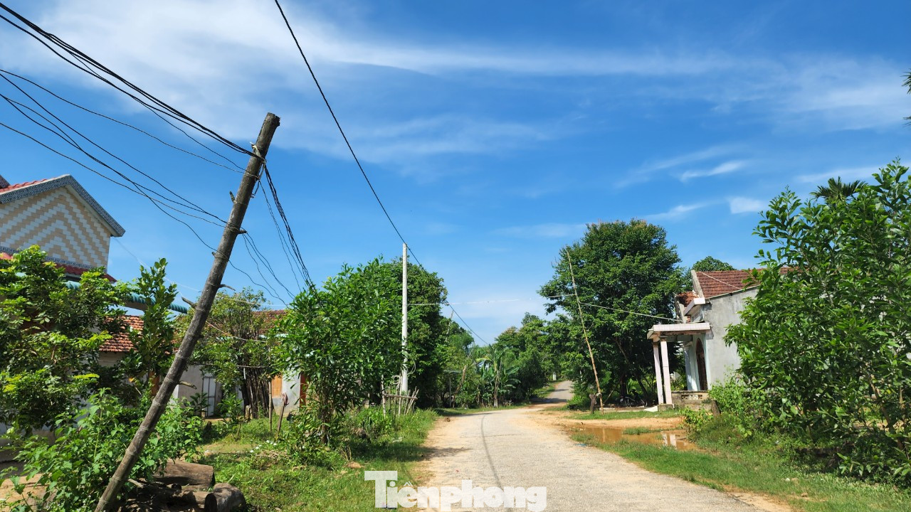 Người dân thôn Chàm Rao vẫn phải tiếp tục sử dụng hệ thống điện, trụ tự kéo không đảm bảo an toàn.