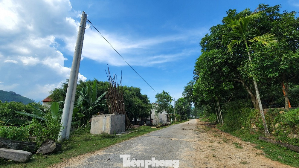 Dù công trình điện đã hoàn thành từ cuối năm 2019, nhưng đến nay vẫn chưa thể đóng điện, gây lãng phí và bức xúc cho người dân.