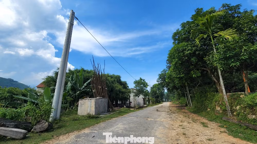 Dù công trình điện đã hoàn thành từ cuối năm 2019, nhưng đến nay vẫn chưa thể đóng điện, gây lãng phí và bức xúc cho người dân.
