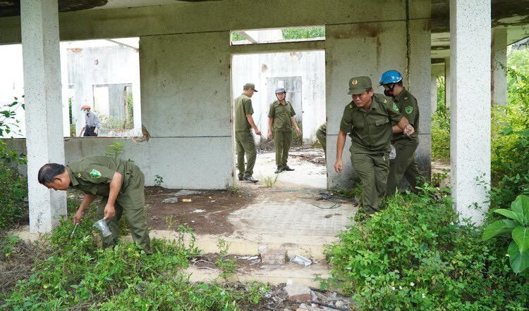 Công an phường Nghĩa Chánh cử lực lượng dọn dẹp kim tiêm của con nghiện ở núi Thiên Bút. Công an phường Nghĩa Chánh cử lực lượng dọn dẹp kim tiêm của con nghiện ở núi Thiên Bút.