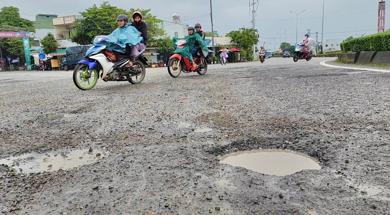 Việc vá qua loa, không giúp khắc phục mặt đường hư hỏng mà còn tạo thêm nguy hiểm cho người đi xe máy khi đá dăm vương vãi khắp nơi.