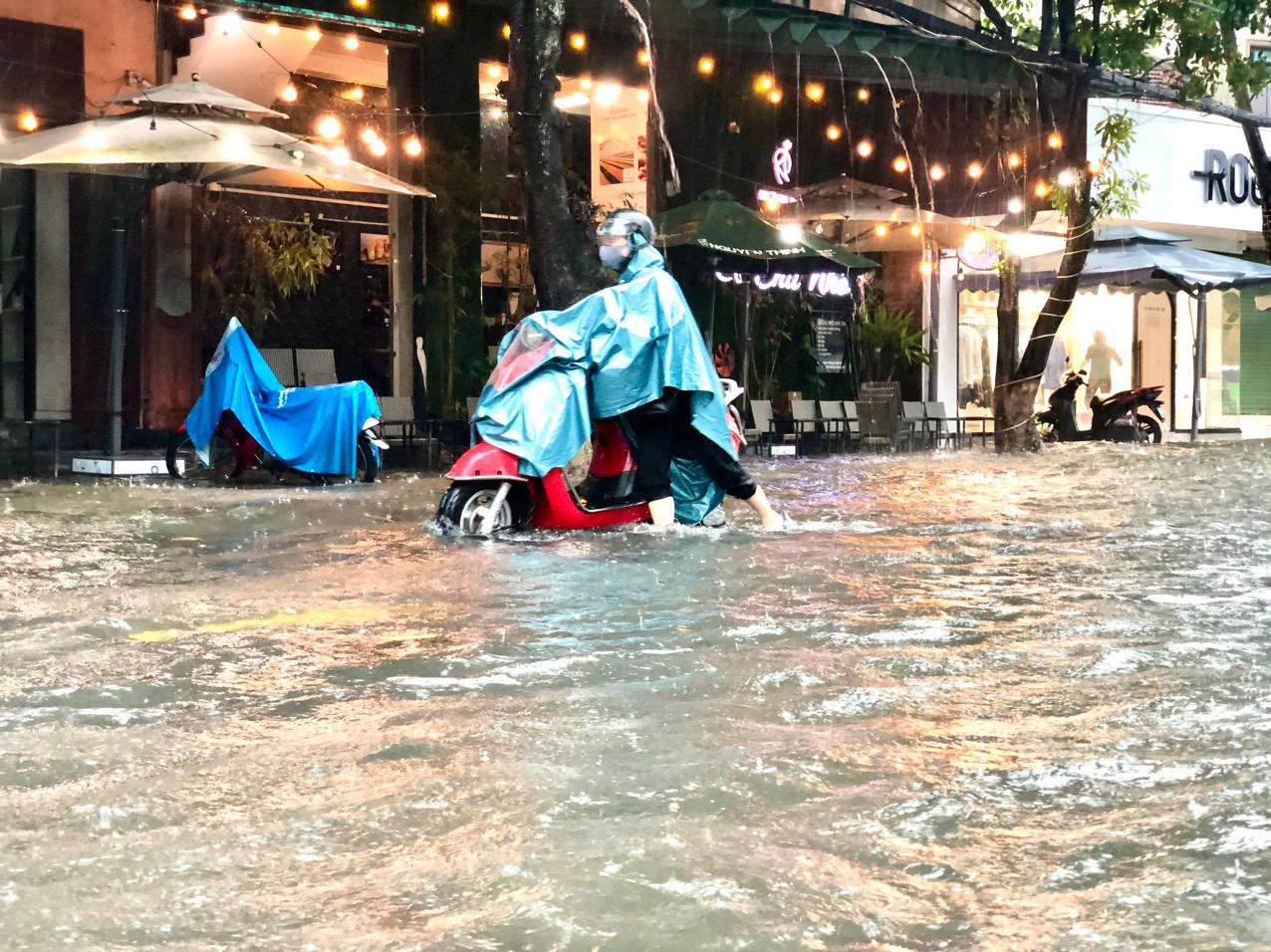 ... khiến việc đi lại của người dân gặp nhiều khó khăn. ... khiến việc đi lại của người dân gặp nhiều khó khăn.