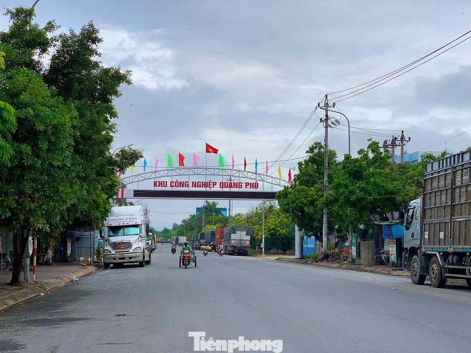 KCN Quảng Phú, TP Quảng Ngãi hiện có 33 doanh nghiệp, với khoảng 5.500 công nhân đang hoạt động. Trong đó có khoảng hơn 3.000 công nhân đang được quản lý tại các nhà máy, doanh nghiệp. KCN Quảng Phú, TP Quảng Ngãi hiện có 33 doanh nghiệp, với khoảng 5.500 công nhân đang hoạt động. Trong đó có khoảng hơn 3.000 công nhân đang được quản lý tại các nhà máy, doanh nghiệp.