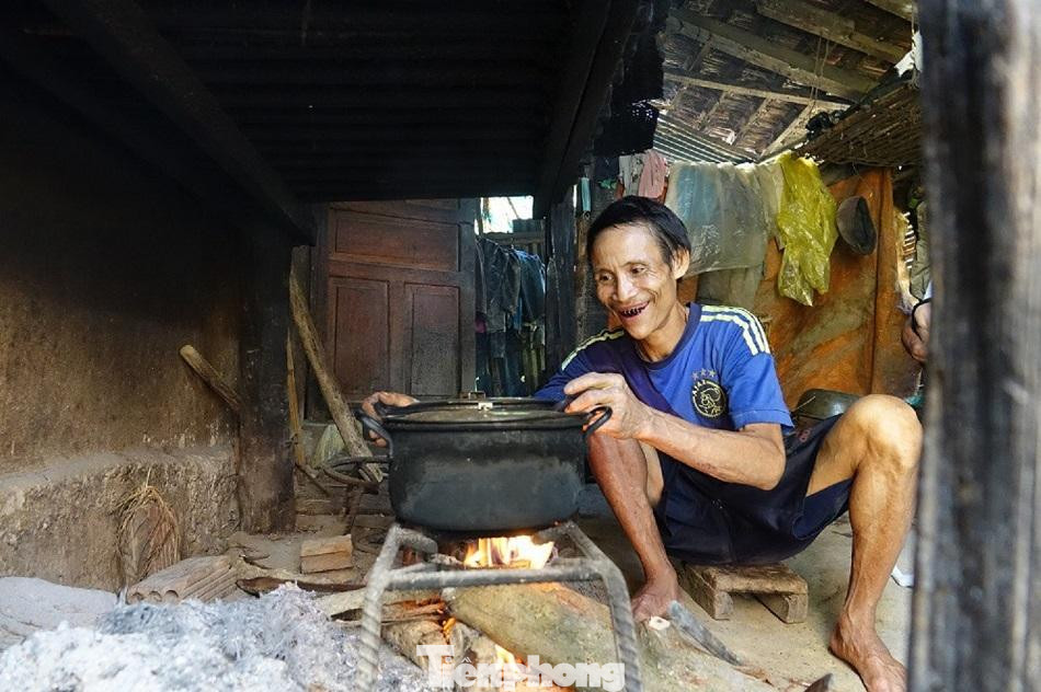 Thời điểm “người rừng” Hồ Văn Lang còn khỏe mạnh lên rừng trồng chuối bán - ảnh Nguyễn Ngọc