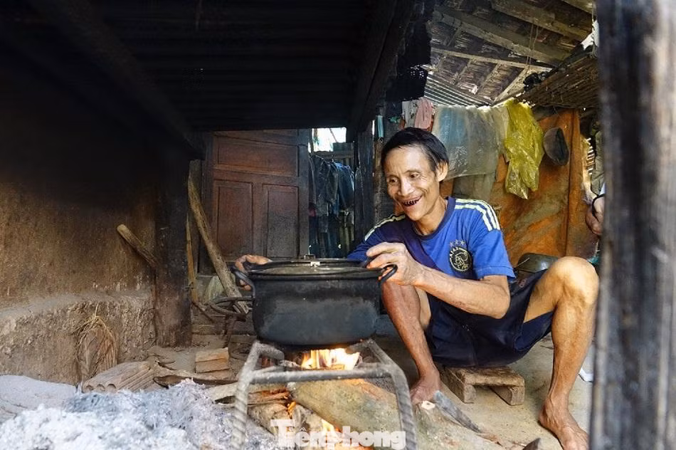 Thời điểm “người rừng” Hồ Văn Lang còn khỏe mạnh lên rừng trồng chuối bán - ảnh Nguyễn Ngọc