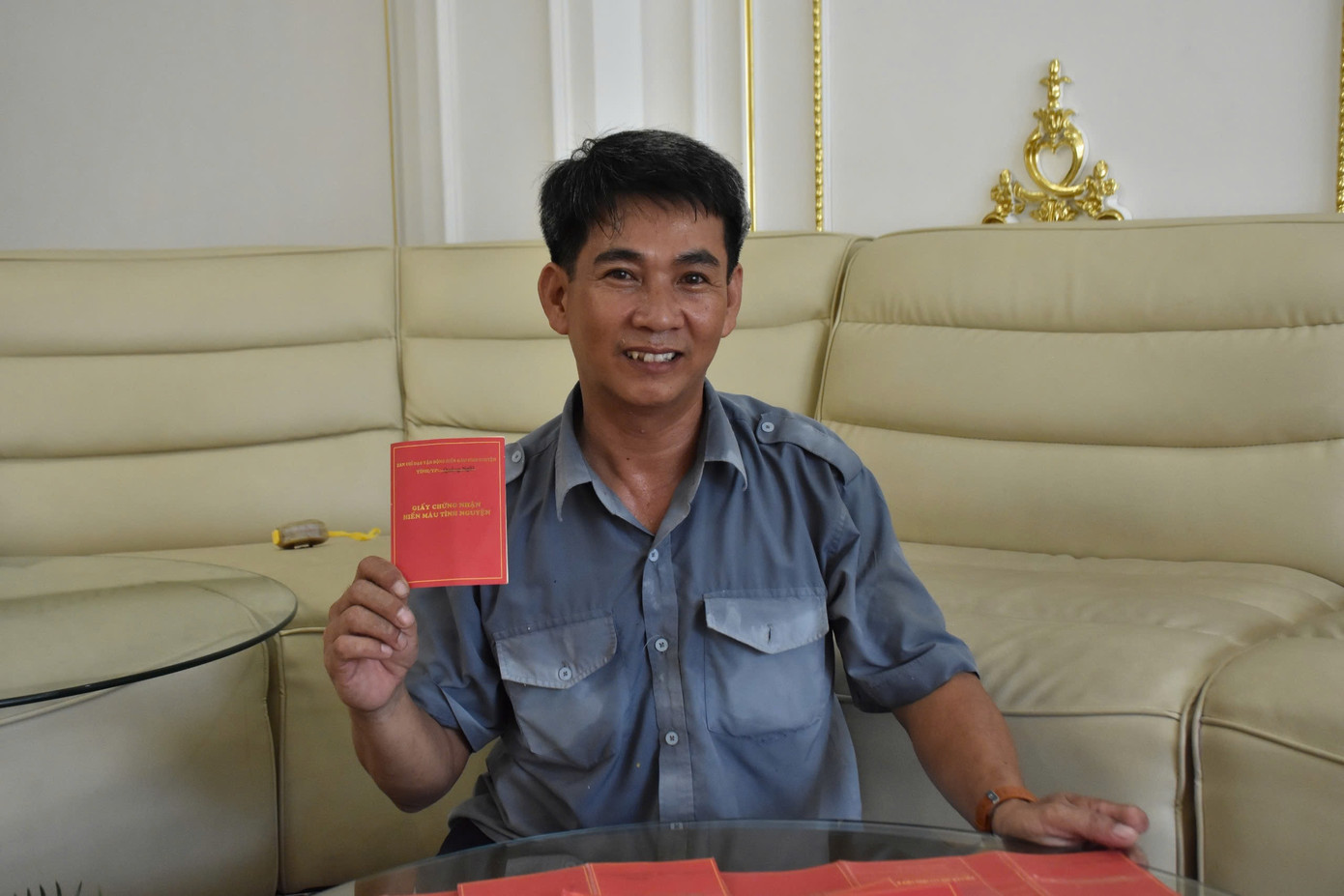 Anh Nguyễn Cu Em với gần 100 lần tham gia hiến máu tình nguyện. Anh Nguyễn Cu Em với gần 100 lần tham gia hiến máu tình nguyện.