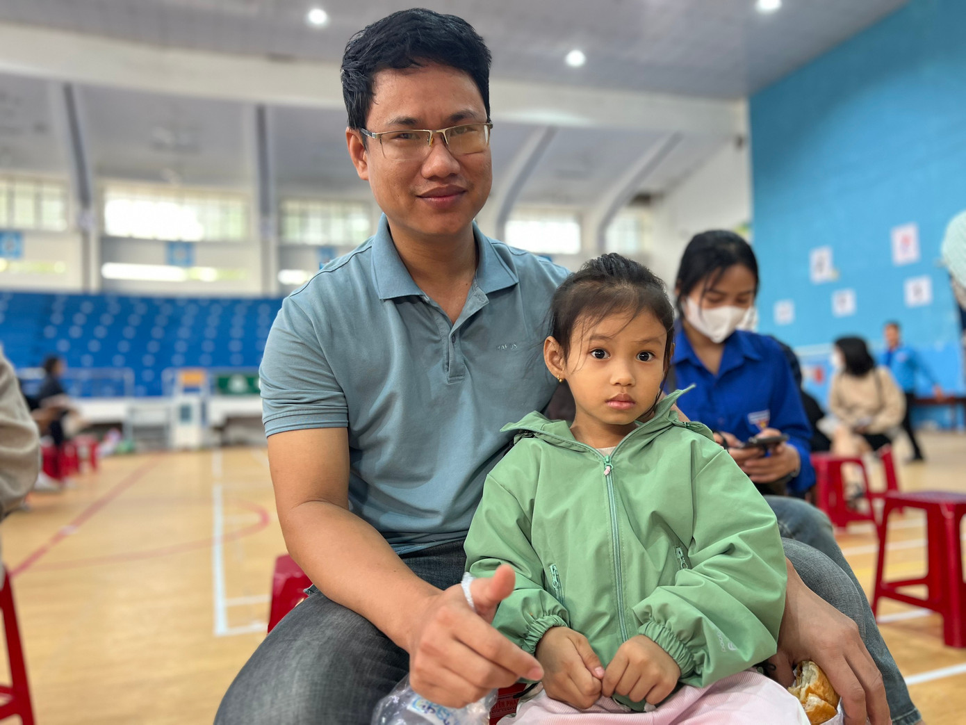 Nhiều gia đình cũng đưa theo con nhỏ đến với Chủ Nhật Đỏ.