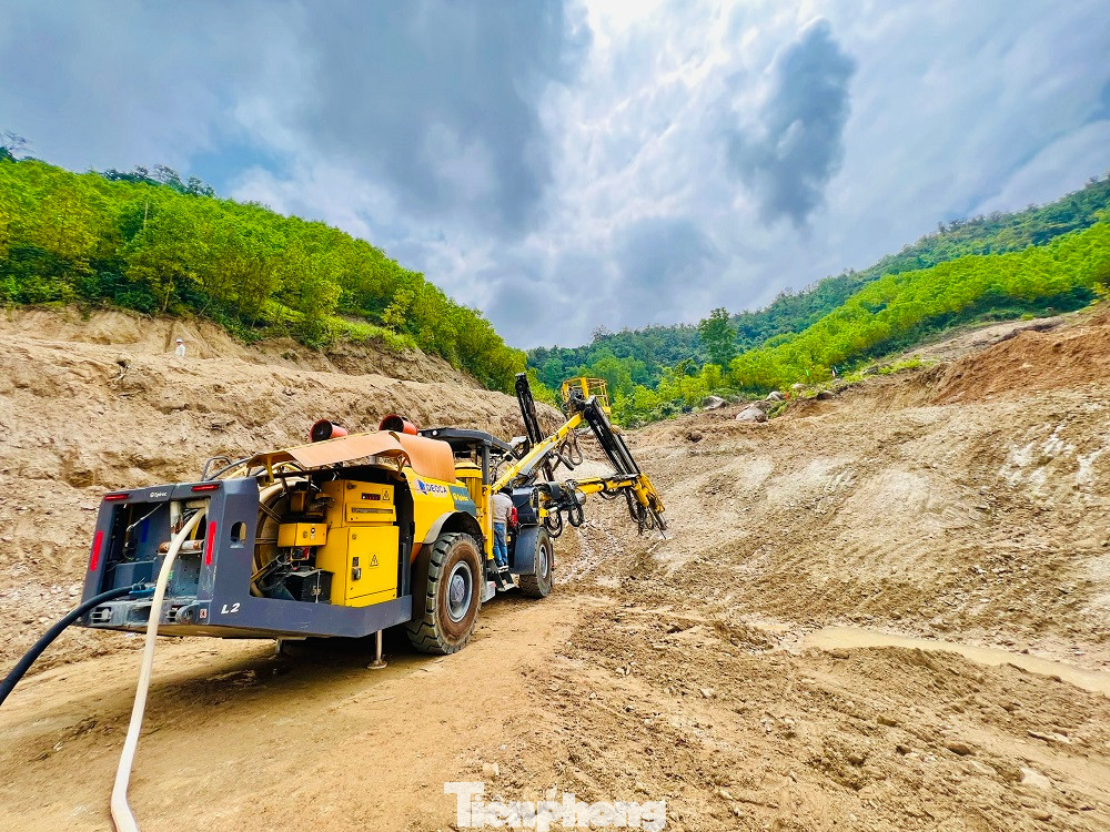 Điểm thi công tại hầm số 2, xã Phổ Cường, thị xã Đức Phổ.