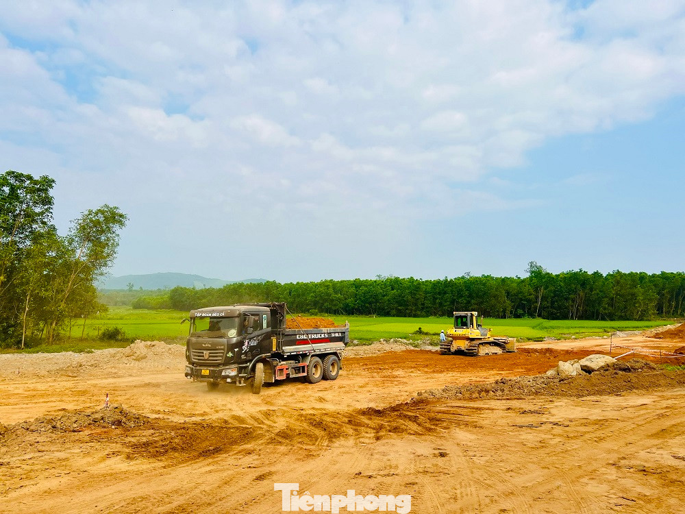 Tốc độ thi công vẫn còn khá chậm, thiết bị, nhân vật lực thi công vẫn còn khá khiêm tốn.