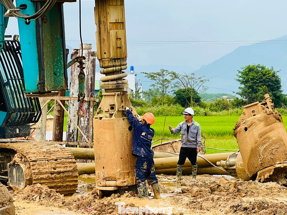 Hiện nay, nhà thầu đã triển khai 14/20 mũi thi công với 400 nhân sự và hơn 80 đầu máy móc thiết bị, tập trung tại các hạng mục đường găng như hầm số 1, số 2 và số 3, cầu Sông Vệ, cầu TL624, các nút giao… và một số đoạn cần xử lý đất yếu.
