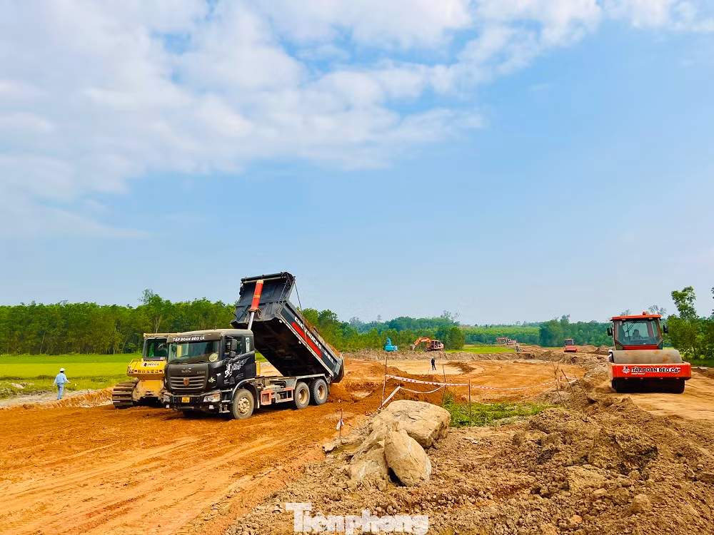 Dự án cao tốc Bắc- Nam phía Đông, đoạn qua địa bàn Quảng Ngãi đang được triển khai thi công. Dự án cao tốc Bắc- Nam phía Đông, đoạn qua địa bàn Quảng Ngãi đang được triển khai thi công.