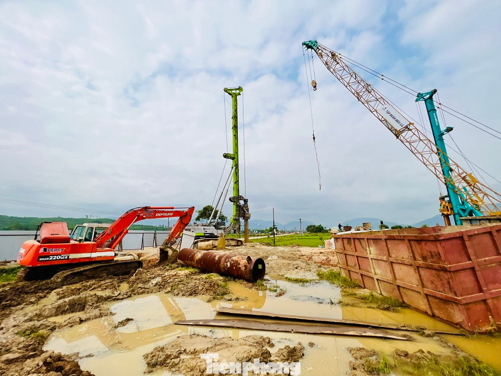 Hiện nay, nhà thầu đã triển khai 14/20 mũi thi công với 400 nhân sự và hơn 80 đầu máy móc thiết bị, tập trung tại các hạng mục đường găng như hầm số 1, số 2 và số 3, cầu Sông Vệ, cầu TL624, các nút giao… và một số đoạn cần xử lý đất yếu.