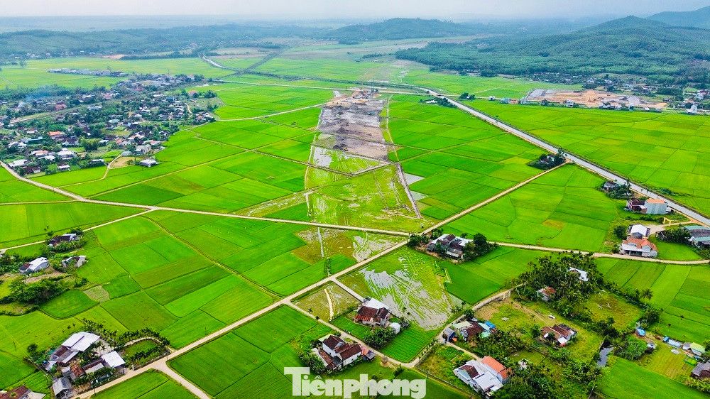 Theo quan sát của PV, chỉ khoảng 1km nhưng dự án vướng đến 2 cụm nhà dân, khiến mặt bằng dự án bị chia nhỏ thành từng đoạn.