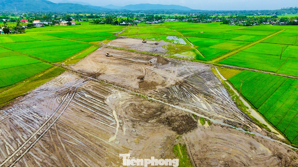 Theo quan sát của PV, chỉ khoảng 1km nhưng dự án vướng đến 2 cụm nhà dân, khiến mặt bằng dự án bị chia nhỏ thành từng đoạn.