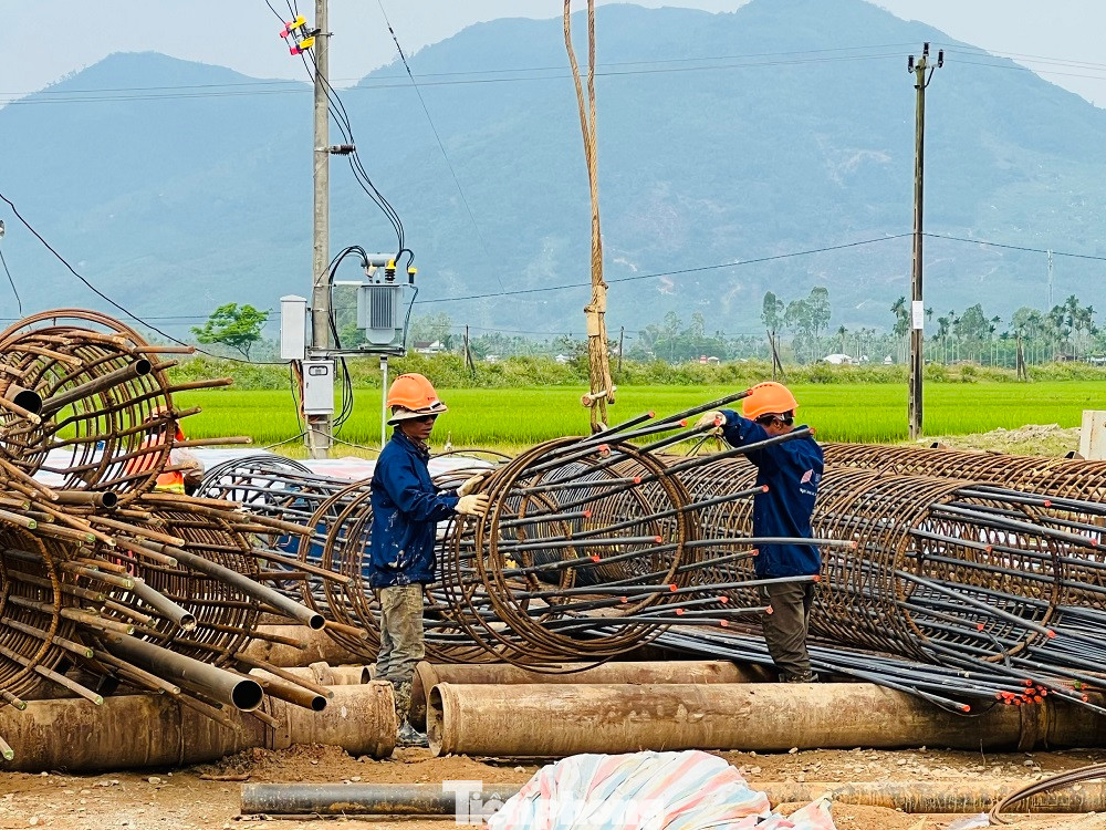 Hiện nay, nhà thầu đã triển khai 14/20 mũi thi công với 400 nhân sự và hơn 80 đầu máy móc thiết bị, tập trung tại các hạng mục đường găng như hầm số 1, số 2 và số 3, cầu Sông Vệ, cầu TL624, các nút giao… và một số đoạn cần xử lý đất yếu.