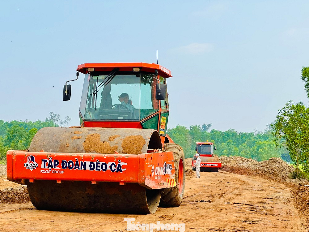 Tốc độ thi công vẫn còn khá chậm, thiết bị, nhân vật lực thi công vẫn còn khá khiêm tốn.