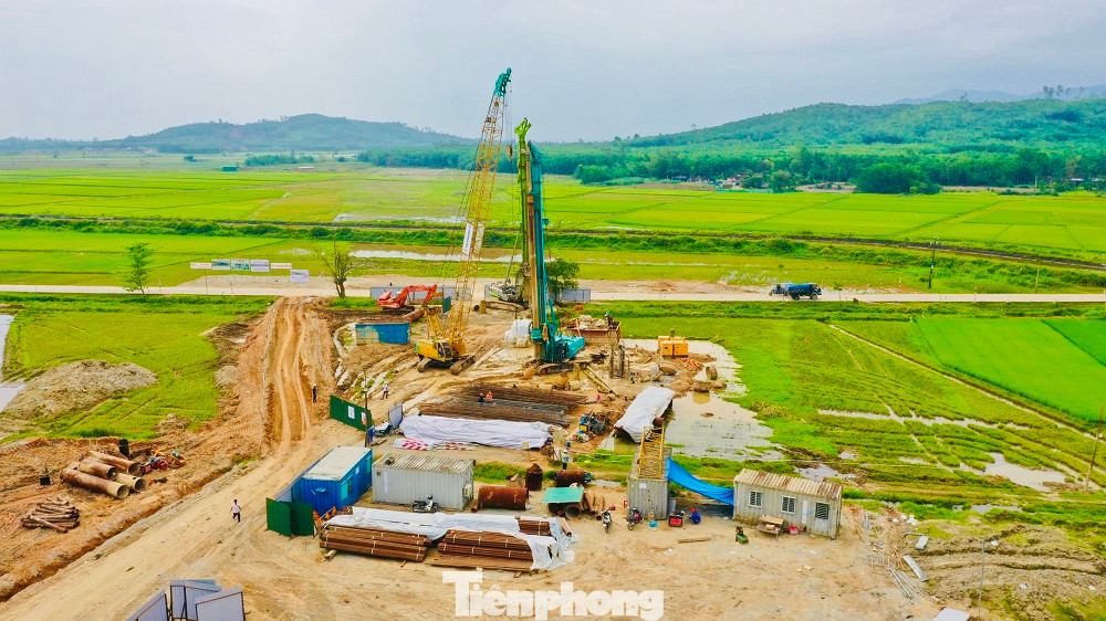 Hiện nay, nhà thầu đã triển khai 14/20 mũi thi công với 400 nhân sự và hơn 80 đầu máy móc thiết bị, tập trung tại các hạng mục đường găng như hầm số 1, số 2 và số 3, cầu Sông Vệ, cầu TL624, các nút giao… và một số đoạn cần xử lý đất yếu.