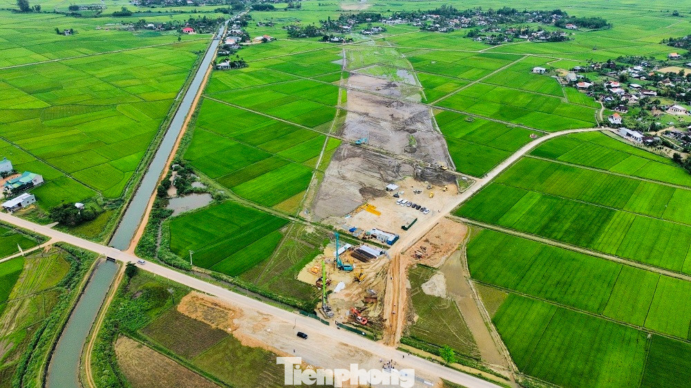 Theo quan sát của PV, chỉ khoảng 1km nhưng dự án vướng đến 2 cụm nhà dân, khiến mặt bằng dự án bị chia nhỏ thành từng đoạn.