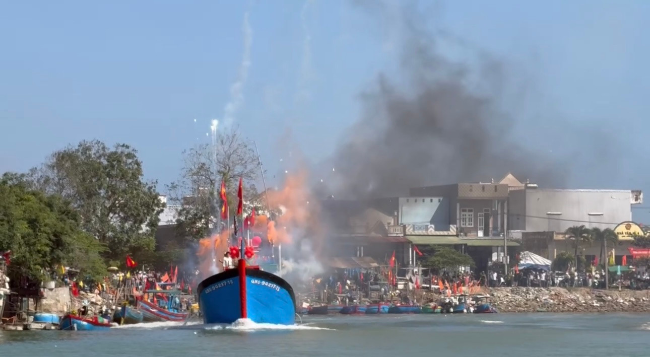 Tàu cá nổ máy hướng thẳng ra biển trong sự hò vang của người dân. Tàu cá nổ máy hướng thẳng ra biển trong sự hò vang của người dân.