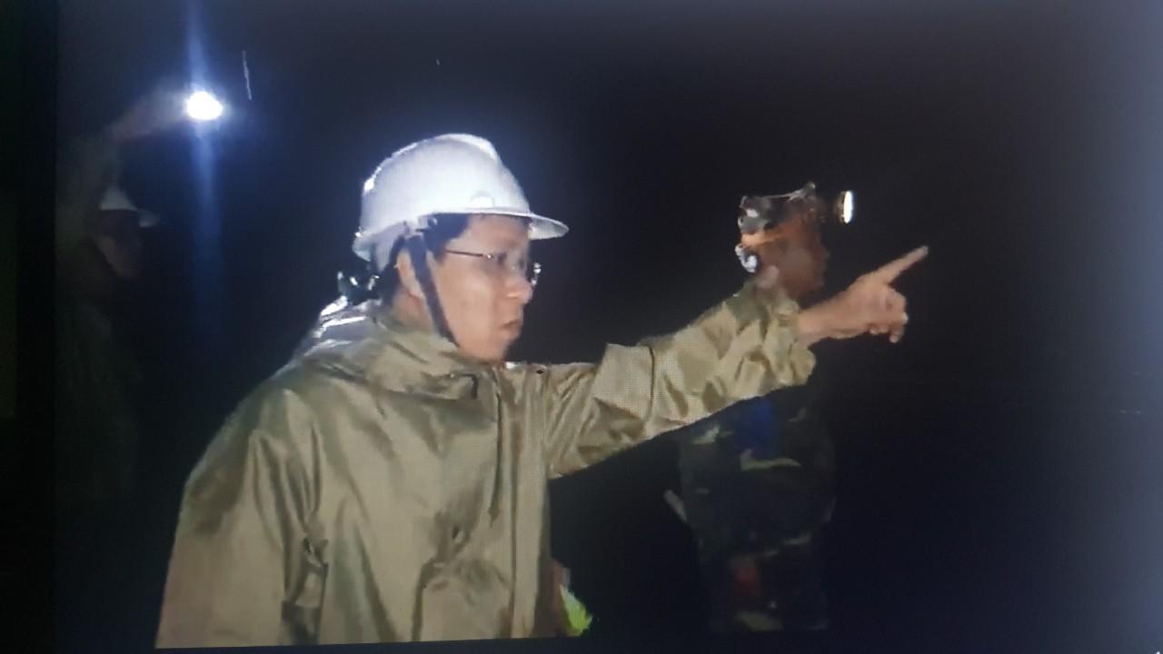 Ông Đặng Minh Thảo - Bí thư Huyện ủy Trà Bồng cùng đoàn công tác của huyện tiếp cận hiện trường vụ sạt lở tại thủy điện Kà Tinh. Ông Đặng Minh Thảo - Bí thư Huyện ủy Trà Bồng cùng đoàn công tác của huyện tiếp cận hiện trường vụ sạt lở tại thủy điện Kà Tinh.