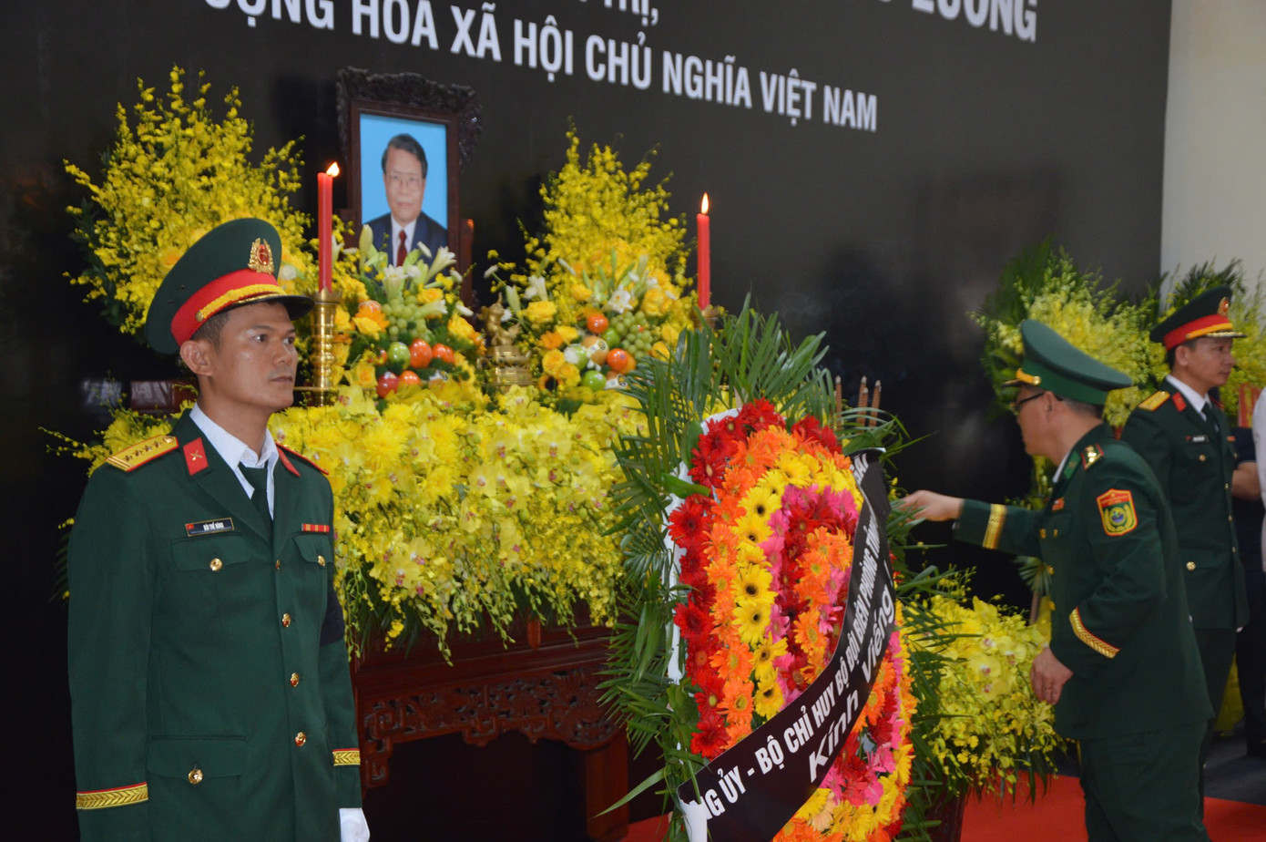 Nhiều cán bộ, lực lượng vũ trang, nhân dân đến viếng nguyên Chủ tịch nước Trần Đức Lương. Nhiều cán bộ, lực lượng vũ trang, nhân dân đến viếng nguyên Chủ tịch nước Trần Đức Lương.